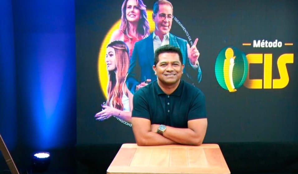 Cenário do Método CIS montado com painel de LED e iluminação azul.