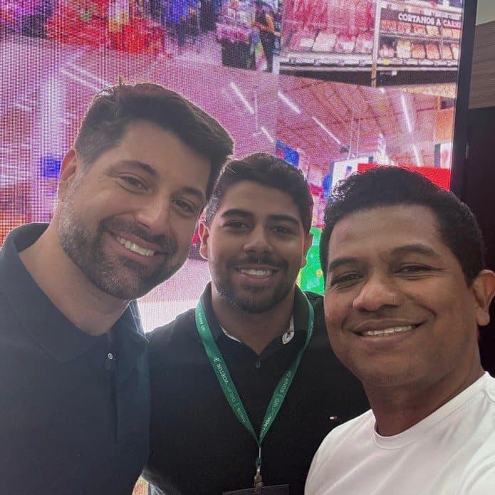 Parceiros durante evento noturno.