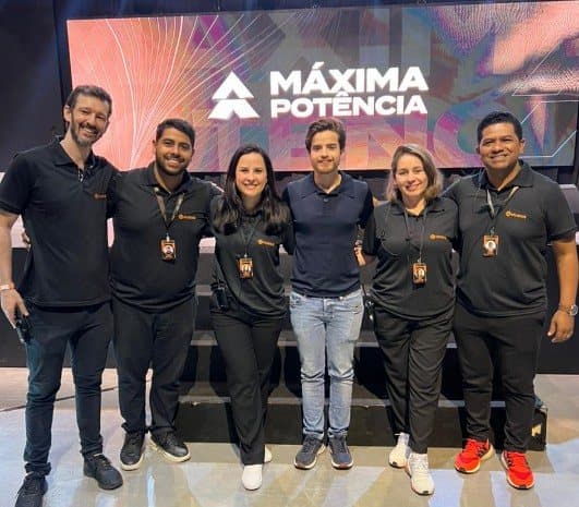 Equipe de produção reunida diante do painel do Máxima Potência.